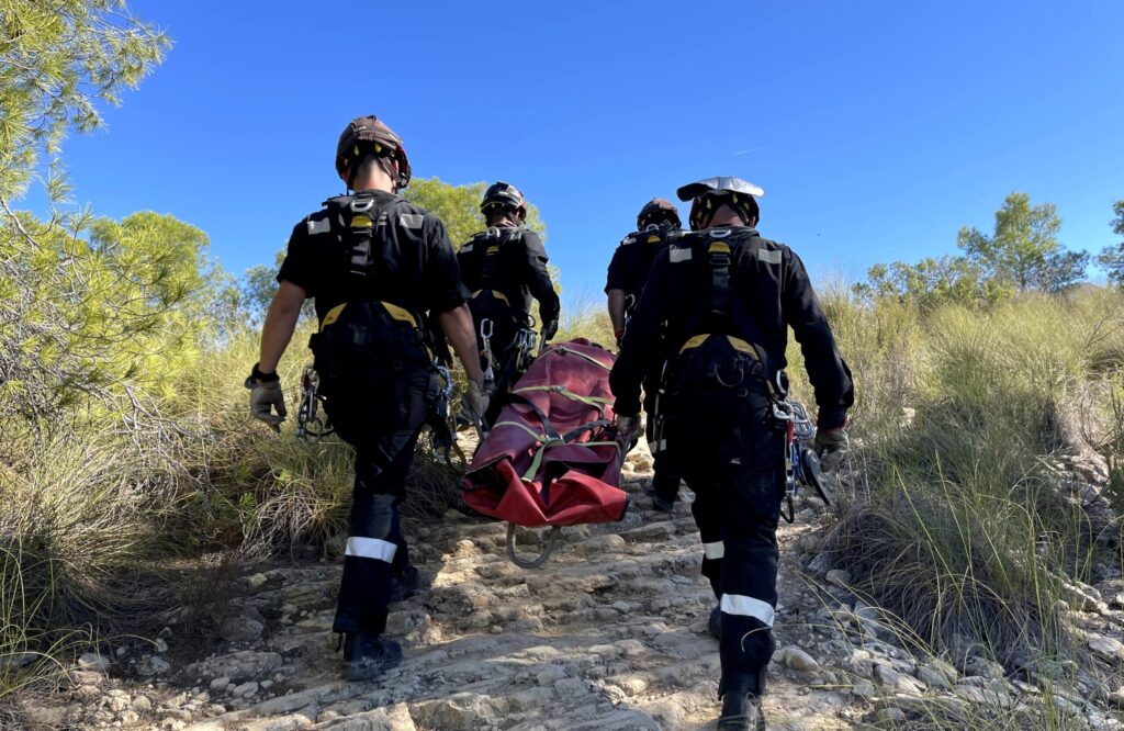 Soldados de la UME trasladan a un herido por una zona escarpada