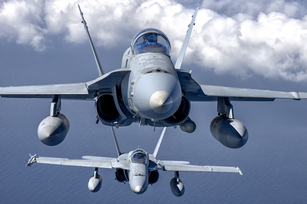 Dos F18 vuelan en formación uno detrás de otro