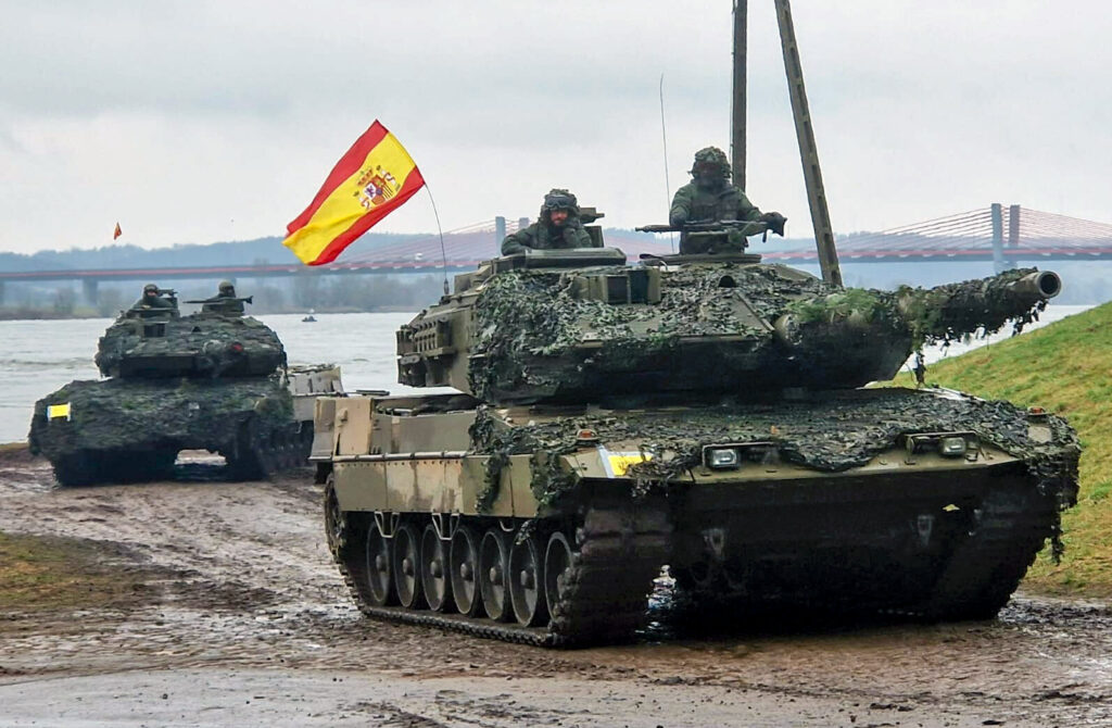 Dos carros de combate españoles sobre terreno fanganoso