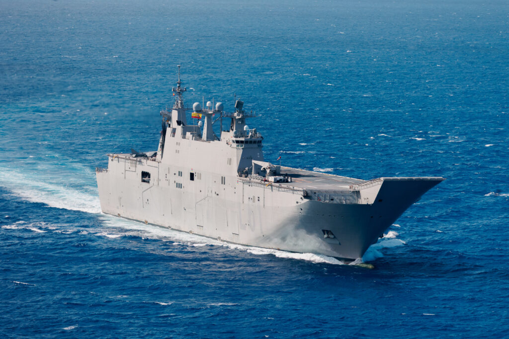 Buque Juan Carlos I navegando