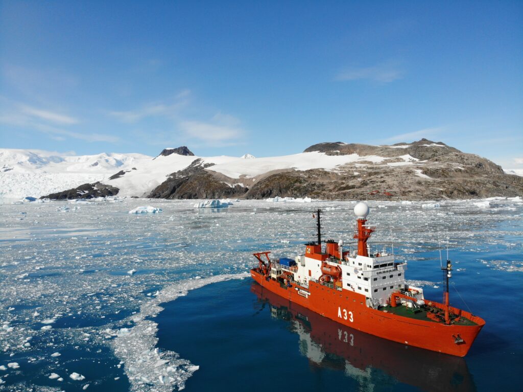 Buque de investigación Hespérides en paisaje ártico