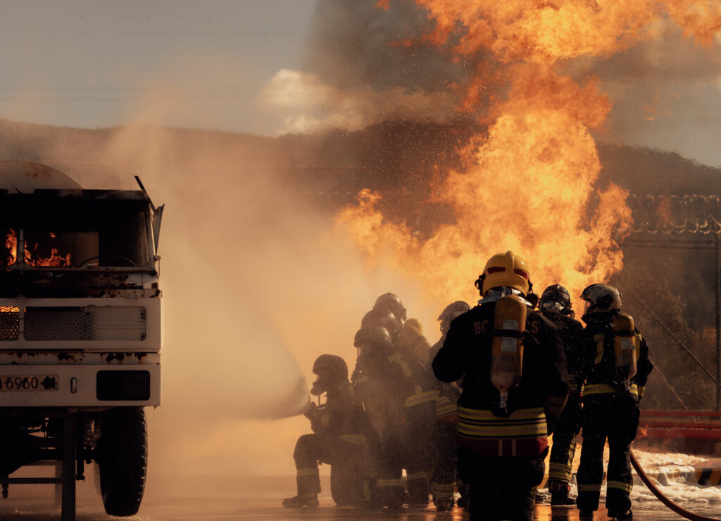Miembros de la UME adiestrándose apagando un fuego